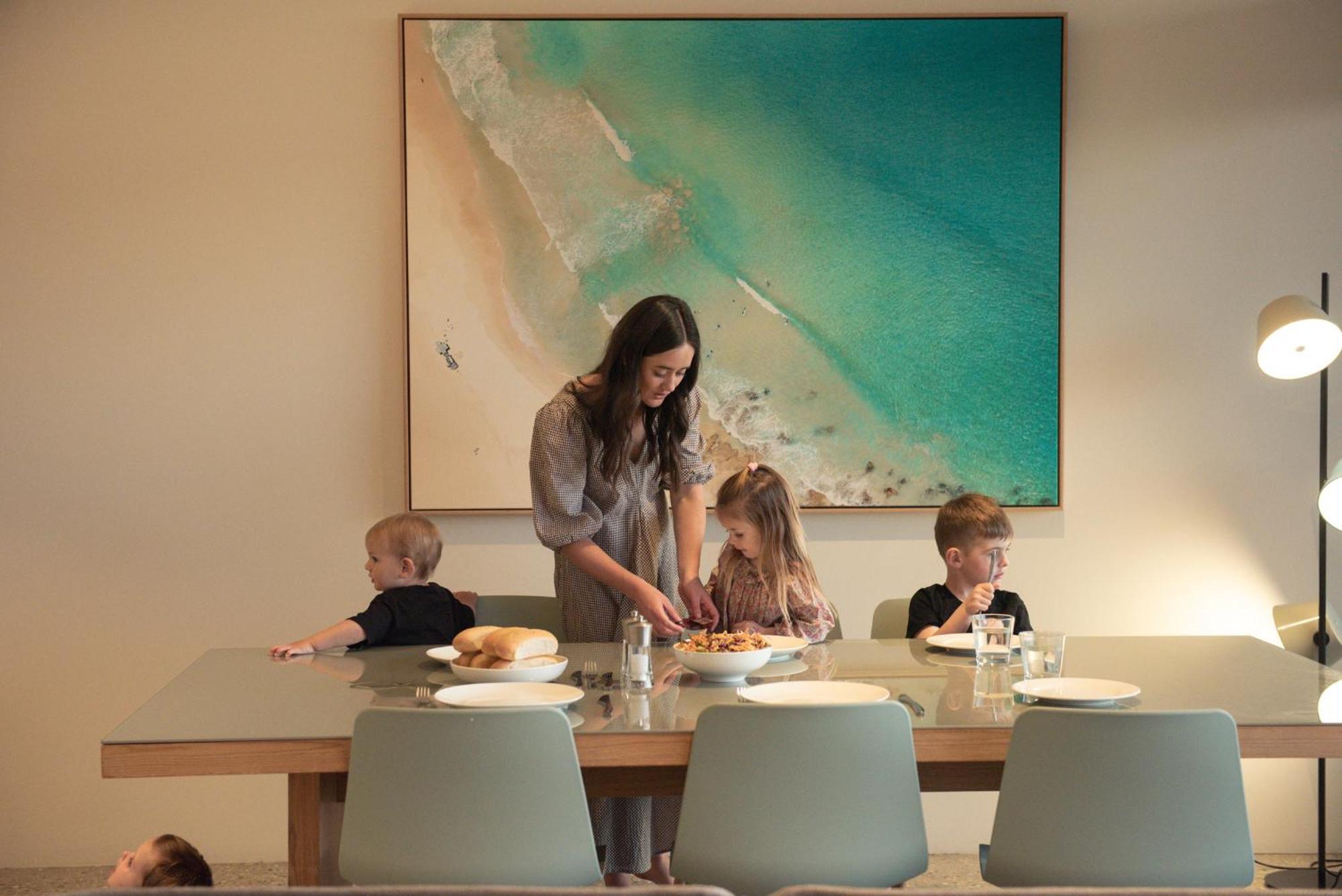 Smiths Beach Resort Yallingup Exterior foto A family at the dining table